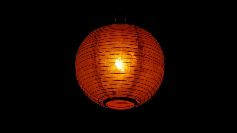 灯りをともした盆提灯